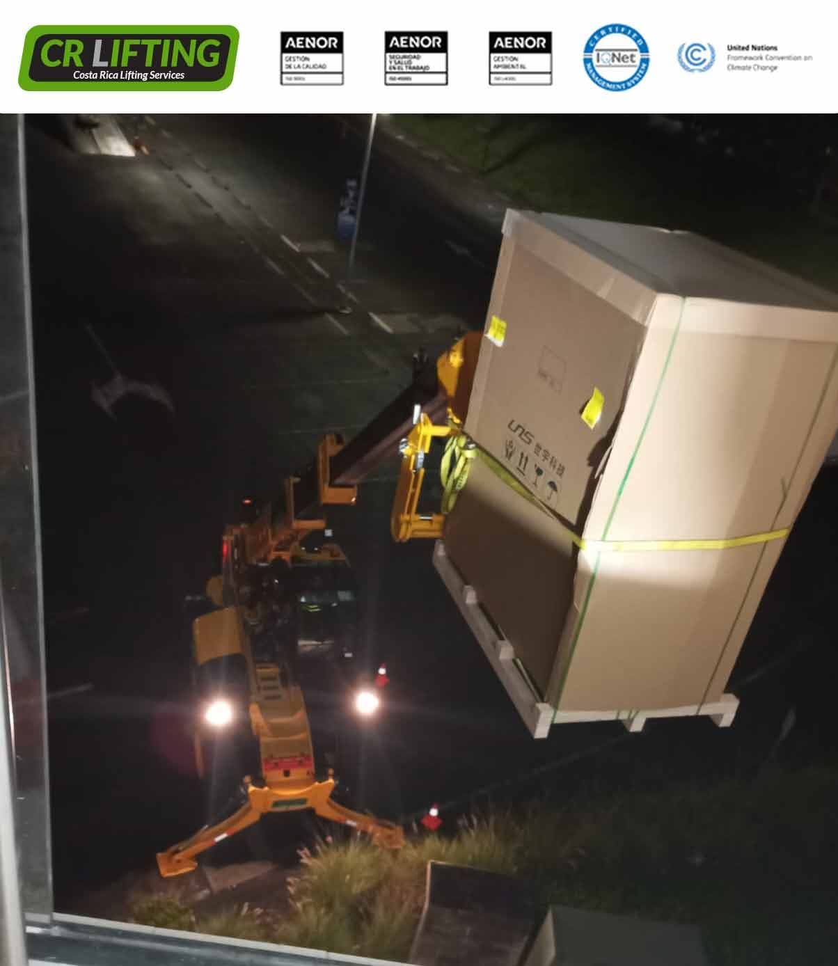Telehandler en servicio nocturno