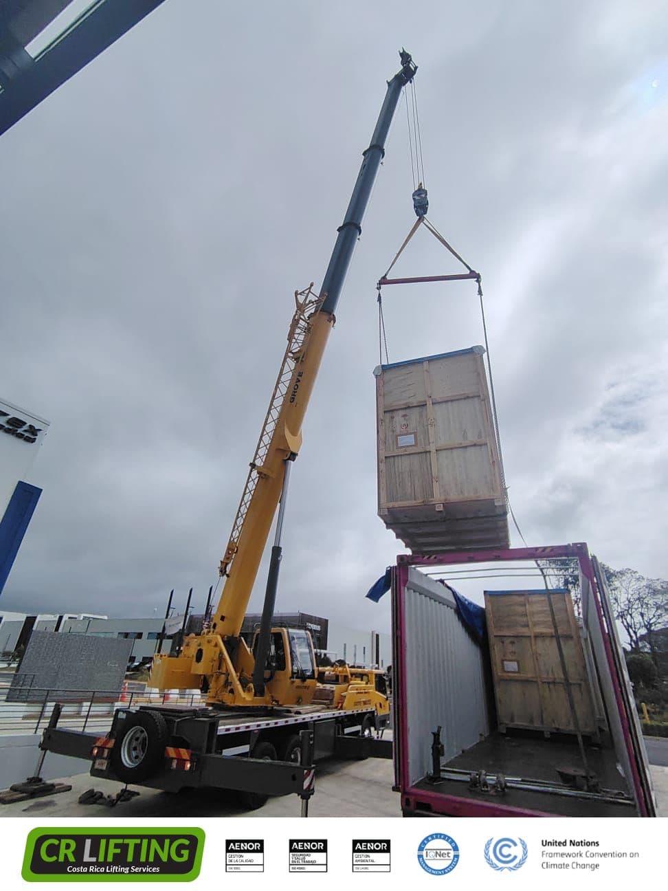 ¡Descarga de maquinaria con grúa!