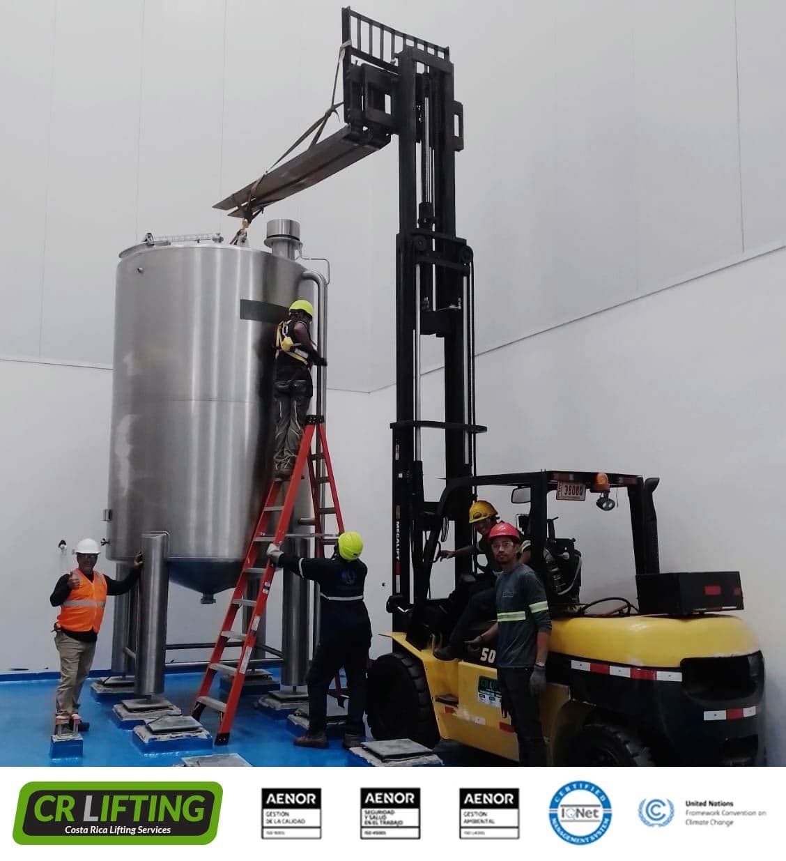 ¡Posicionamiento de tanques con montacargas de 5 tons!