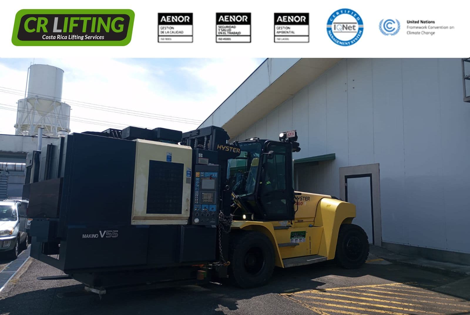 ¡Montacargas de 16 toneladas, manipulando máquina!